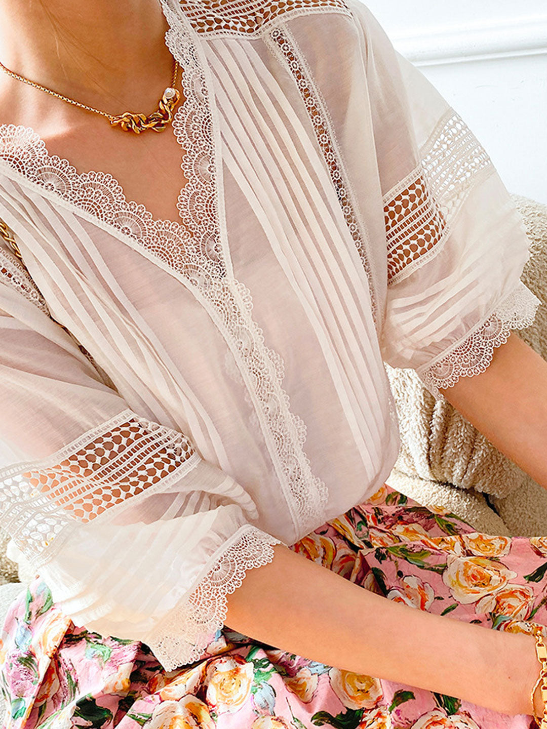 Sophie Elegant V-Neck Puff Sleeve Solid Color Top